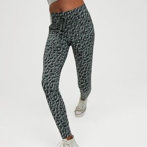 NWT Aerie OFFLINE Medium Short Gray Black Jacquard Leopard Hi-Rise Leggings